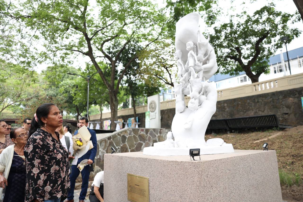 Mujer observando escultura