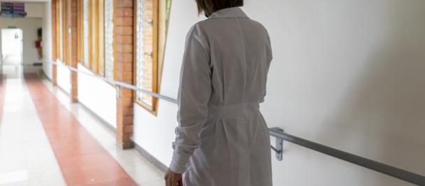 Persona caminando en pasillo de hospital