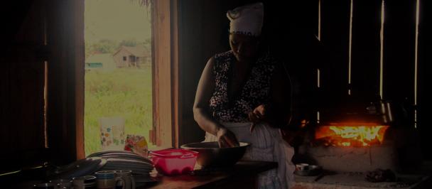 Mujer cocinando en La Moskitia hondureña