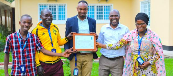 Des membres de la société Perfect Village communities Burundi tenant le certificat de lauréat du Prix Equateur 2023