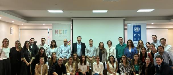 Foto grupal de participantes del taller sobre analisis de impacto para bancos en Uruguay